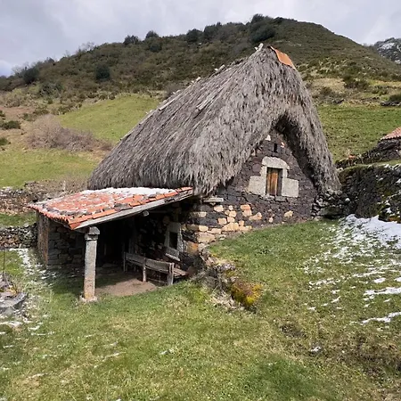 Y Casas De Aldea La Pornacal