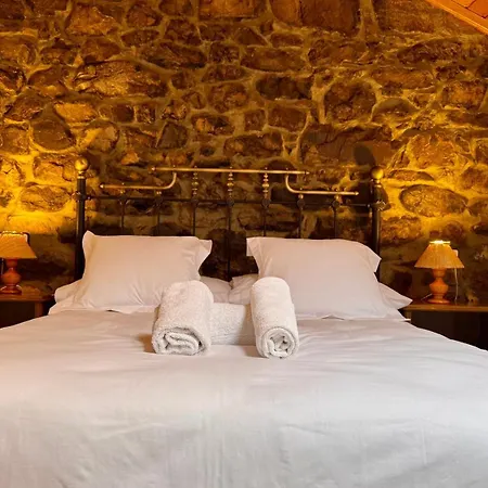 Y Casas De Aldea La Pornacal Guest house
