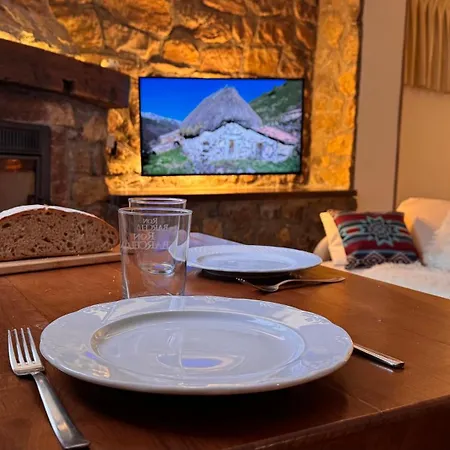 Y Casas De Aldea La Pornacal Guest house *