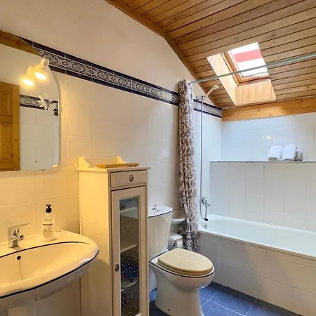 Y Casas De Aldea La Pornacal Guest house